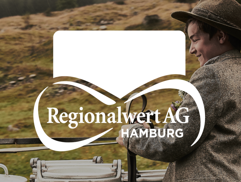 Foto eines Jungen in den Bergen mit Milchkanistern, darauf Logo von Regionalwert AG Hamburg